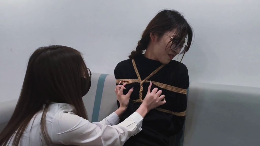 图片[6]-【禾一原创】独具女性被“测试”抗敏感丝袜，却被女推销员捆绑堵嘴挠脚心，原来是脚心敏感增强丝袜！ [22分钟／859MB]-束乐kbss