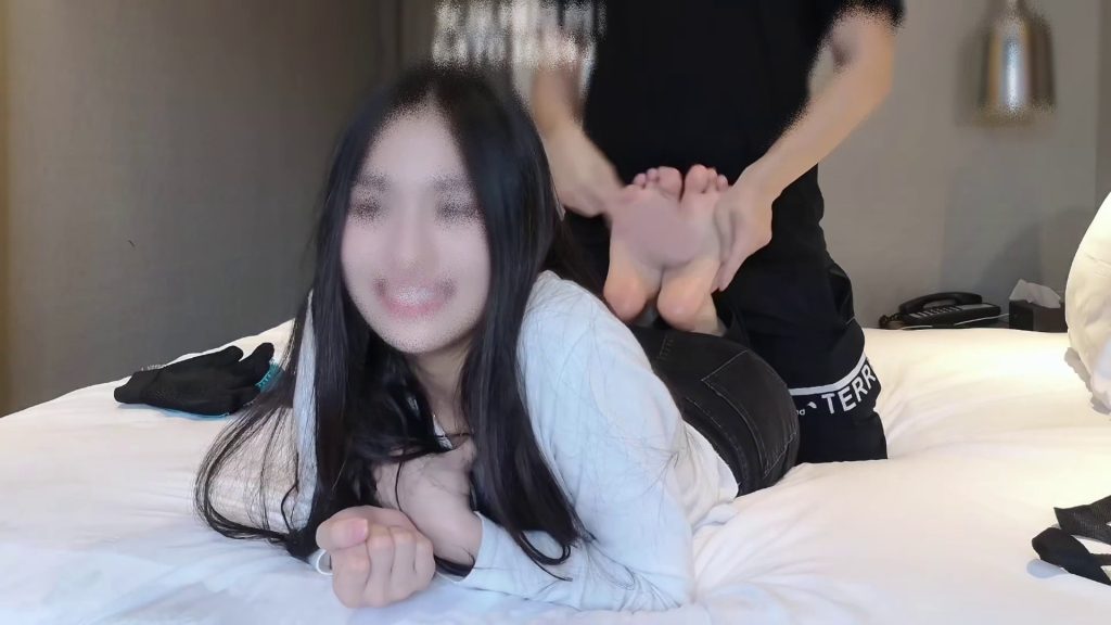 【女巫帽系列】Asian Tickle-Sensitive Girl [1小时／2.43GB]-束乐kbss